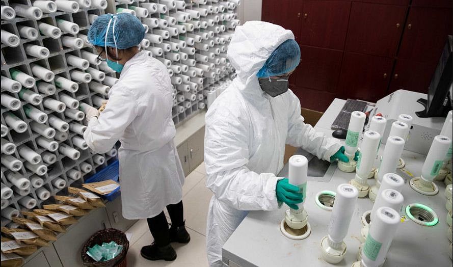 दुनिया में पहली बार पुल की तरह वैक्सीन खोज की डेडलाइन, मोदी सरकार के कारनामे के गंभीर खतरे