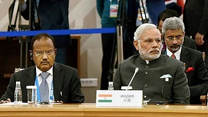 पीएम की अनुभवहीनता ने डोभाल को बना दिया ताकतवर, अंदर से बाहर तक पहली बार असुरक्षित हुआ देश!