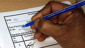 चुनाव आयोग ने वापस लिया 65 साल से ऊपर वालों को पोस्टल बैलेट सुविधा का आदेश, विपक्षी दलों ने किया था कड़ा विरोध