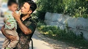 कश्मीर में दिल दहला देने वाली घटना, आतंकी हमले में दादा के मरने के बाद उनकी शव पर बैठा रहा तीन साल का पोता