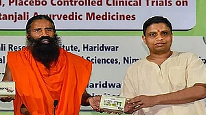 रामदेव के खिलाफ केस की मांग पर दिल्ली पुलिस से जवाब तलब, आयुष मंत्रालय दे चुका है दवा बेचने की इजाजत