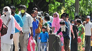 मृणाल पांडे का लेख: महामारी में बेहाल जनता का नहीं है प्रामाणिक डेटा, अंधेरे में ‘जुमले’ फेंक रही मोदी सरकार!