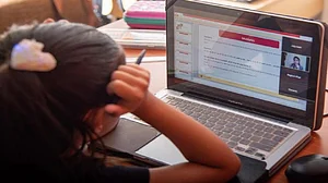 मृणाल पांडे का लेख: कोरोना काल में नई शिक्षा सामाजिक विभाजन को दे रही बढ़ावा, कितना प्रासंगिक है डिजिटिल ‘ज्ञान’?