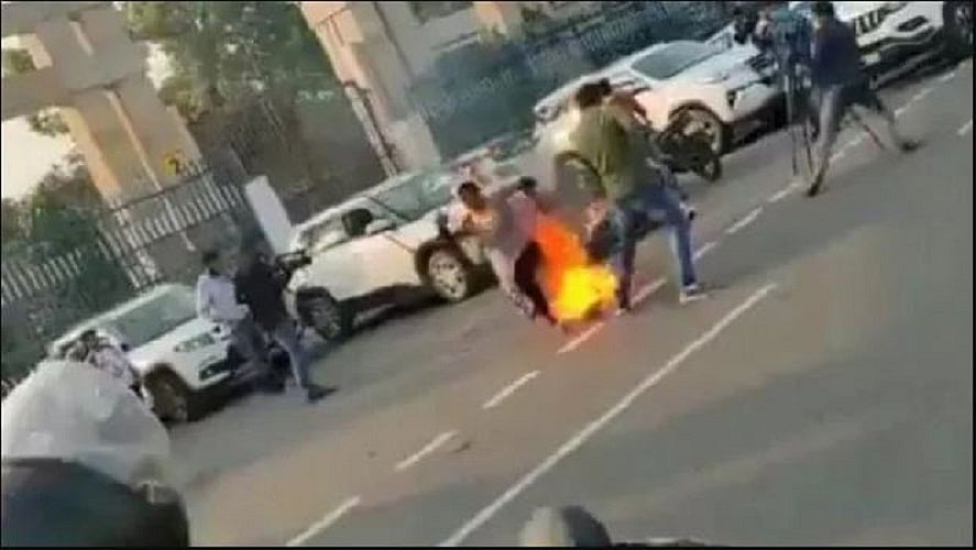 यूपीः मां-बेटी आत्मदाह मामले में 3 पुलिस वाले सस्पेंड, कांग्रेस ने घटना को बताया जंगलराज का उदाहरण