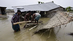 कोरोना के साथ असम पर बाढ़ की मार, अब तक 59 मौतें, 33 लाख लोग प्रभावित, हालात गंभीर