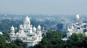 लखनऊ के किंग जॉर्ज मेडिकल यूनिवर्सिटी में डॉक्टरों को परोसे जाने वाले खाने में कीड़े, कैंटीन प्रबंधक पर लगा जुर्माना