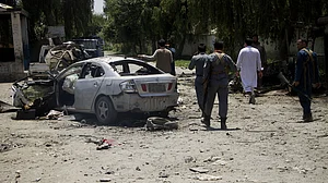 दुनिया की 5 बड़ी खबरें: कंधार में आत्मघाती बम विस्फोट में 3 पुलिसकर्मियों की मौत और चीन में भूस्खलन, 9 लोग जिंदा दफन