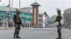 370 हटने का एक साल: कश्मीर में न हिंसा रुकी, न आतंकवाद और न ही फूटी विकास की किरण