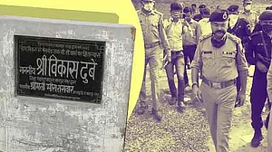 बड़ी खबर LIVE: कुख्यात विकास दुबे के घर बने बंकर और हथियारों को ढूंढने फिर पहुंची पुलिस, कल गिराया गया था उसका घर