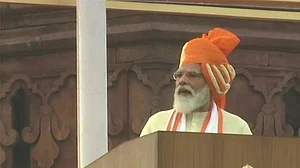 पीएम मोदी ने लाल किले पर फहराया तिरंगा, कहा- कोरोना काल में 24 घंटे काम करने वाले वॉरियर्स को नमन