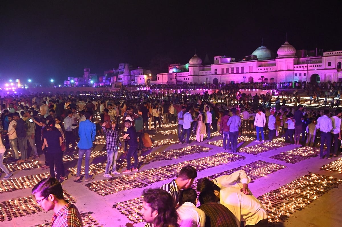 अयोध्या में महादीवाली: राममजन्मभूमि में सबसे पहले दीप प्रज्वलन के साथ रोशनी में नहाई पूरी नगरी, देखें तस्वीरें