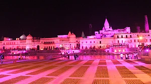 अयोध्या में महादीवाली: राममजन्मभूमि में सबसे पहले दीप प्रज्वलन के साथ रोशनी में नहाई पूरी नगरी, देखें तस्वीरें