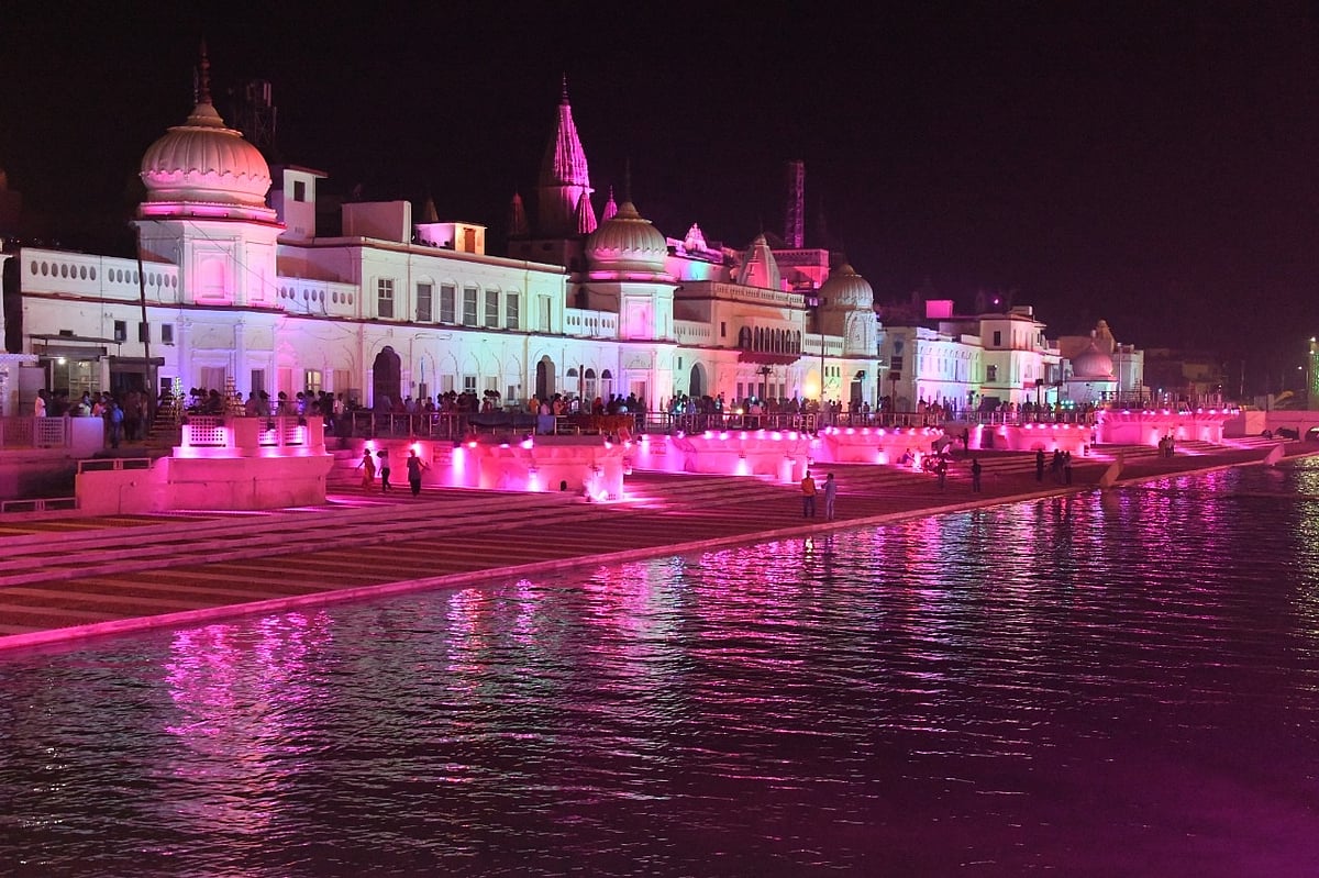 अयोध्या में महादीवाली: राममजन्मभूमि में सबसे पहले दीप प्रज्वलन के साथ रोशनी में नहाई पूरी नगरी, देखें तस्वीरें