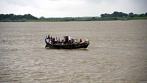 यूपी के मऊ में बड़ा हादसा, नाव पलटने से 5 लोगों की मौत, 15 लोग थे सवार