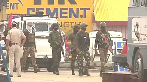 जम्मू-कश्मीर: श्रीनगर में सुरक्षा बलों ने मुठभेड़ में तीन आतंकियों को किया ढेर, एक जवान शहीद