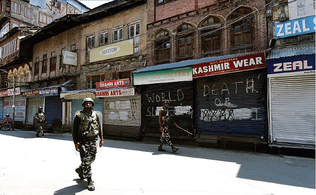 कश्मीरः तिरस्कारपूर्ण जीवन और सरकारी हिंसा के एक साल, अपने ही नागरिकों के प्रति राज्य के पाप की शर्मनाक कहानी
