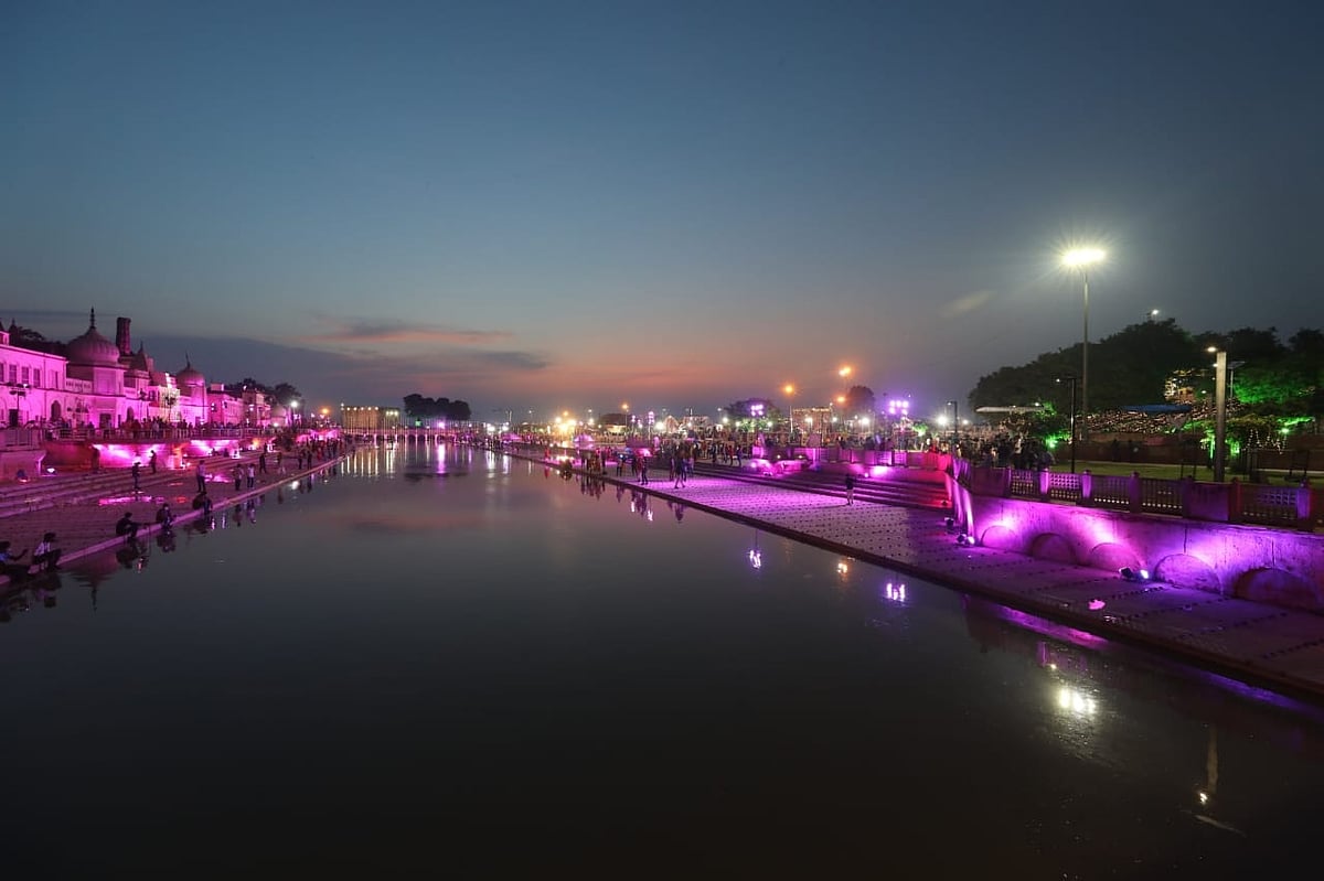 अयोध्या में महादीवाली: राममजन्मभूमि में सबसे पहले दीप प्रज्वलन के साथ रोशनी में नहाई पूरी नगरी, देखें तस्वीरें