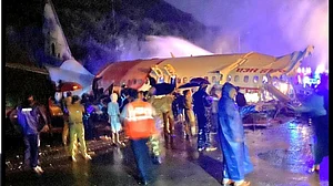190 लोगों को दुबई से ला रहा विमान केरल में हादसे का शिकार, 16 की मौत, 15 घायल, पीएम और राहुल ने जताया दुख