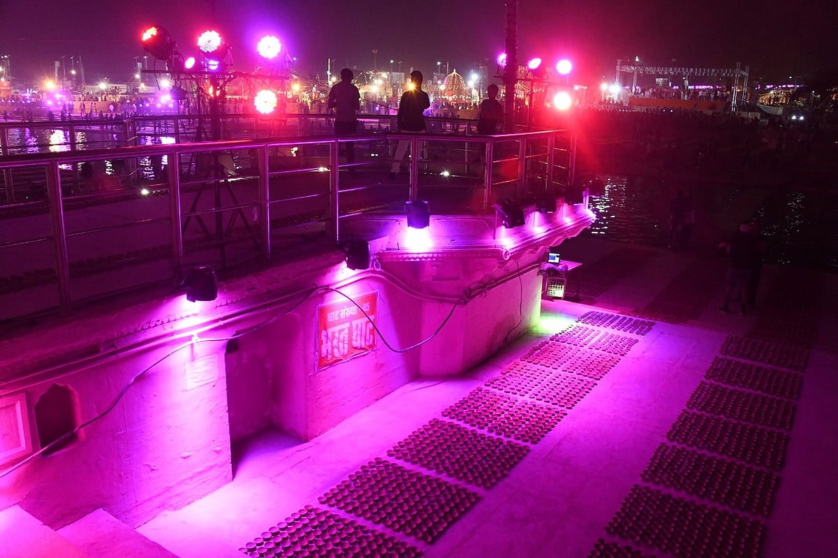 अयोध्या में महादीवाली: राममजन्मभूमि में सबसे पहले दीप प्रज्वलन के साथ रोशनी में नहाई पूरी नगरी, देखें तस्वीरें