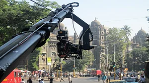 धीरे-धीरे पटरी पर लौट रही है फिल्म इंडस्ट्री, कोरोना के खौफ से बाहर आ रहे कलाकार!