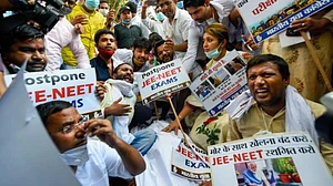 'NEET पेपर लीक' मामले में अब महाराष्ट्र कनेक्शन आया सामने, हिरासत में लिए गए दो शिक्षक