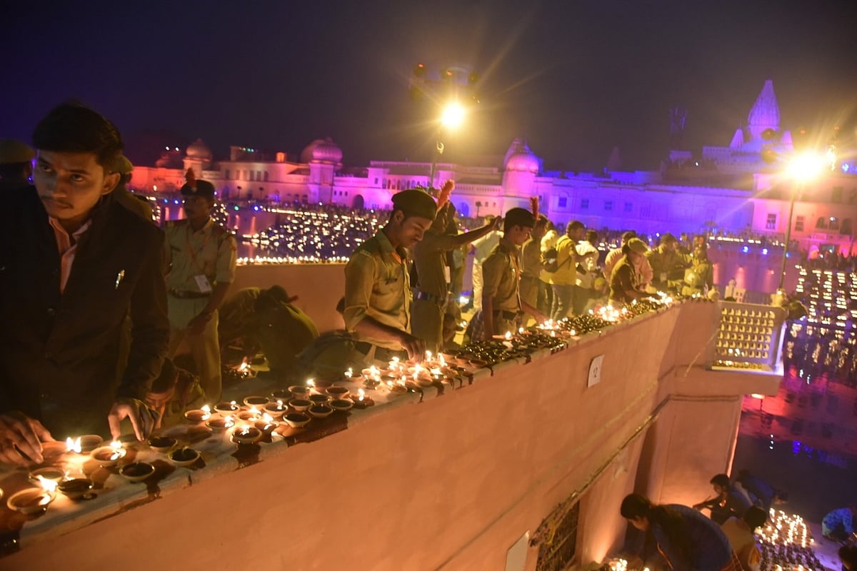 अयोध्या में महादीवाली: राममजन्मभूमि में सबसे पहले दीप प्रज्वलन के साथ रोशनी में नहाई पूरी नगरी, देखें तस्वीरें
