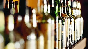 हरियाणा में अब शराब घोटाला! लॉकडाउन में पाबंदी के बावजूद फैक्ट्रियां करती रहीं उत्पादन, कांग्रेस ने उठाए सवाल