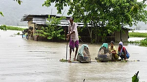 असम में बाढ़ से बिगड़े हालात, 13 जिलों में 3.18 लाख लोग प्रभावित, 390 गांवों में 13,500 हेक्टर में लगी फसल तबाह