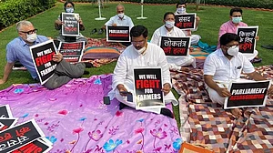 कृषि विधेयकः 8 सांसदों के निलंबन पर हंगामे के बाद राज्यसभा कल तक स्थगित, धरने पर बैठे विपक्षी नेता