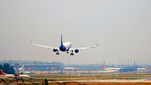 सावधान! हवाई यात्रा में सेल्फी लेना पड़ सकता है मंहगा, यात्रियों ने नियम तोड़ा तो एयरलाइन का होगा निलंबन