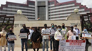 दिल्लीः स्कूल फीस के खिलाफ अभिभावकों का सत्याग्रह, केजरीवाल सरकार से लगाई कटौती की गुहार