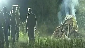 हाथरस पीड़िता के अंतिम संस्कार पर सवालों के घेरे में योगी सरकार, आखिर पुलिस को किसने दिए ये अधिकार?