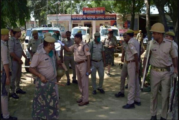 दलित गैंगरेप पीड़िता की मौत के बाद  हाथरस में तनाव, आरोपियों के समर्थन में थाने गए लोगों की पिटाई