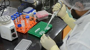 सीरम इंस्टीट्यूट को ऑक्सफोर्ड वैक्सीन के ट्रायल की मिली मंजूरी, कोरोना के खिलाफ फिर जगी उम्मीद