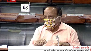 बढ़ते कोरोना केसों के बीच हर्षवर्धन का दावा- अगले साल की शुरूआत से उपलब्ध होगी वैक्सीन