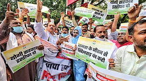 उत्तर प्रदेश में पीपीई किट घोटाले के खिलाफ कांग्रेस का प्रदर्शन, योगी पर लगाया आपदा को ‘अवसर’ बनाने का आरोप