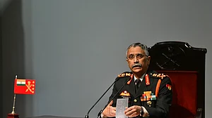 चीन के साथ तनाव के बीच सेना प्रमुख पहुंचे लद्दाख, हालात का लेंगे जायजा, करेंगे तैयारी की समीक्षा