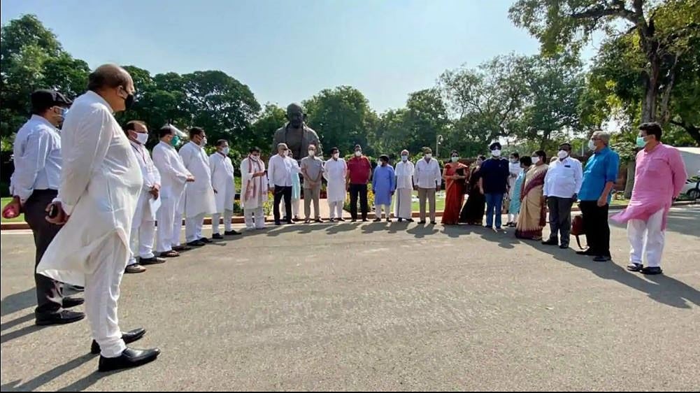 कांग्रेस समेत विपक्षी दलों ने लोकसभा का बहिष्कार किया, कृषि विधेयक वापस लेने की रखी मांग  