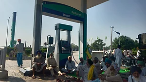 कृषि कानूनों को लेकर किसानों के निशाने पर कार्पोरेट, पंजाब में कई जगह अंबानी-अडानी समूह के प्रतिष्ठानों का काम ठप