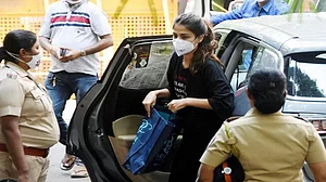 ड्रग्स कनेक्शन केस में रिया को बॉम्बे हाई कोर्ट से मिली सशर्त जमानत, भाई शोविक को नहीं मिली बेल