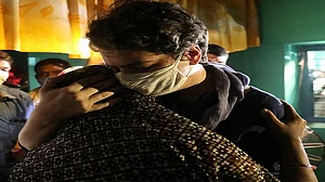 हाथरस कांडः प्रियंका को देखते ही लिपटकर रो पड़ी पीड़िता की मां, राहुल गांधी ने कहा- इंसाफ मिलने तक लड़ेंगे