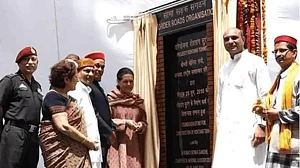 अटल सुरंग से सोनिया गांधी द्वारा शिलान्यास का बोर्ड हटाने पर बीजेपी घिरी, कांग्रेस ने सरकार को दिया अल्टीमेटम