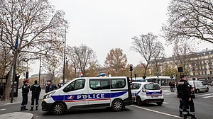 दुनिया की 5 बड़ी खबरें: फ्रांस में चर्च पर हमला, महिला का सिर कलम किया और जो बाइडेन ने डाला शुरुआती वोट