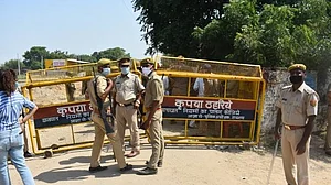 हाथरस कांडः पीड़िता का गांव सील, परिवार बंधक, यूपी से दिल्ली तक दिनभर रही गहमागहमी