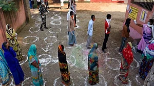 वीडियो विश्लेषण: बिहार चुनाव में पहले दौर का मतदान, किस करवट बैठेगा चुनावी ऊंट