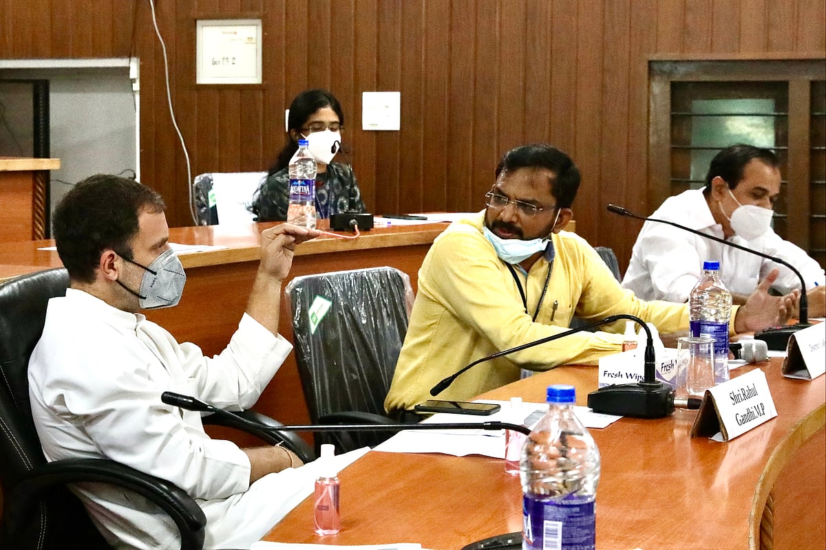 राहुल गांधी ने निभाया वादा, भूस्खलन में सबकुछ गंवा चुकी छात्राओं को सौंपी नए घर की चाबी