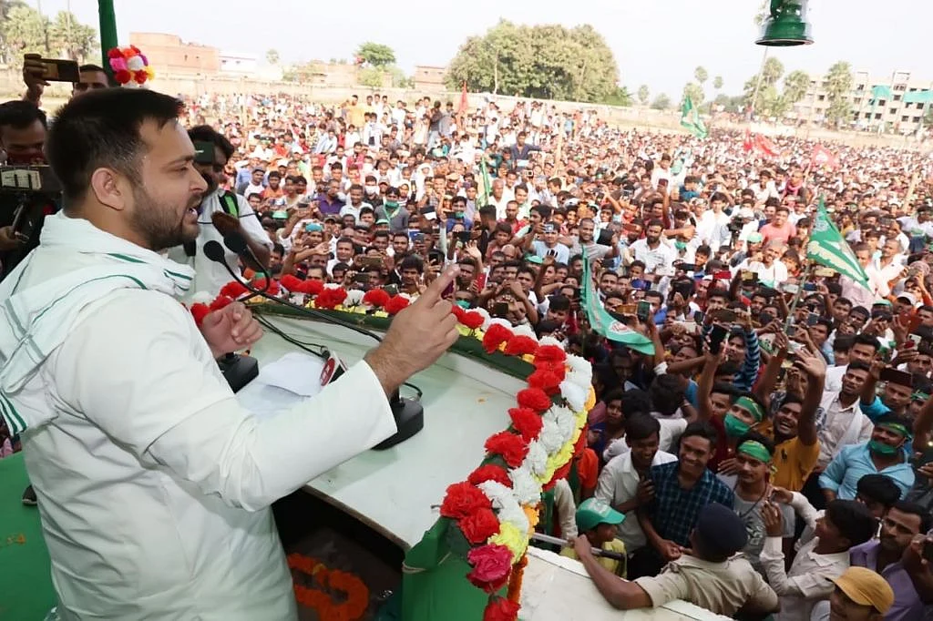 बिहार चुनाव: तेजस्वी यादव की हवा में उखड़ने लगे हैं नीतीश-मोदी के पैर, मुश्किल में जेडीयू-बीजेपी गठबंधन