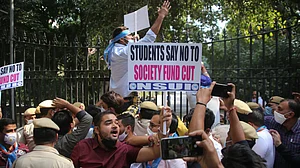 DU में छात्र समाज कोष से शिक्षकों और कर्मचारियों को वेतन देने का विरोध, NSUI ने किया प्रदर्शन