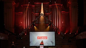 दुनिया की 5 बड़ी खबरें: जसिंडा आर्डर्न दूसरी बार बनी न्यूजीलैंड की PM और आर्मेनिया मिसाइल हमले में 12 की मौत