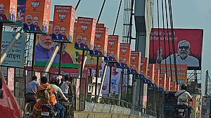 2015 चुनाव के दौरान बिहार की सड़कों पर लगे पोस्टर (फोटो : Getty Images)